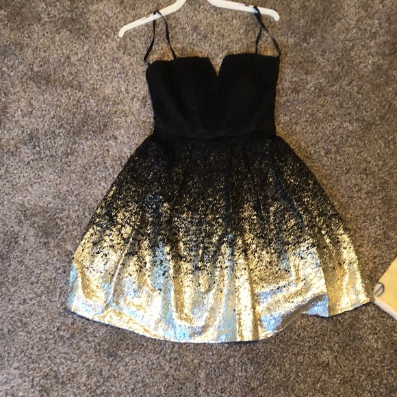 Dresses & Skirts - Black and gold homecoming dress